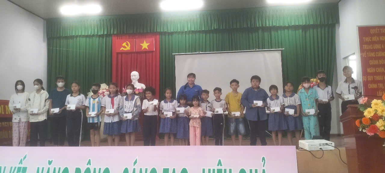 Nhận quà xuân Ất Tỵ